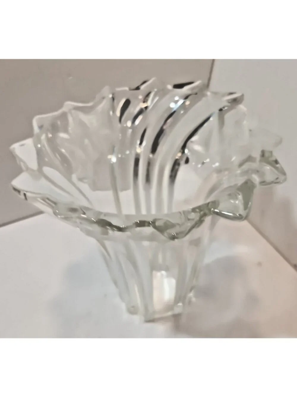 Mikasa Parisian Ivy Lead Crystal Flower Vase Swirled w/ Frosted Ivy Accents 8